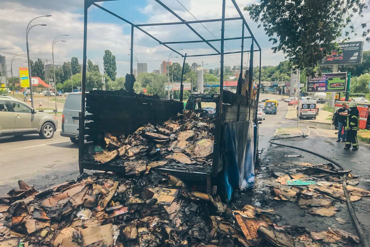 Водителю о пожаре в кузове сказал мимо проезжающий автомобилист Водителю о пожаре в кузове сказал мимо проезжающий автомобилист