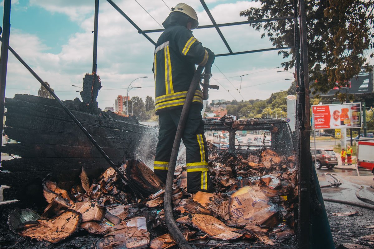 Пожарные тушили огонь около часа Пожарные тушили огонь около часа