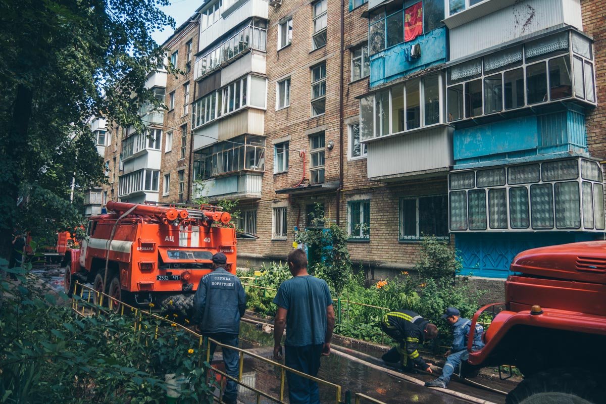 По предварительной информации, возгорание произошло из-за короткого замыкания на чердаке