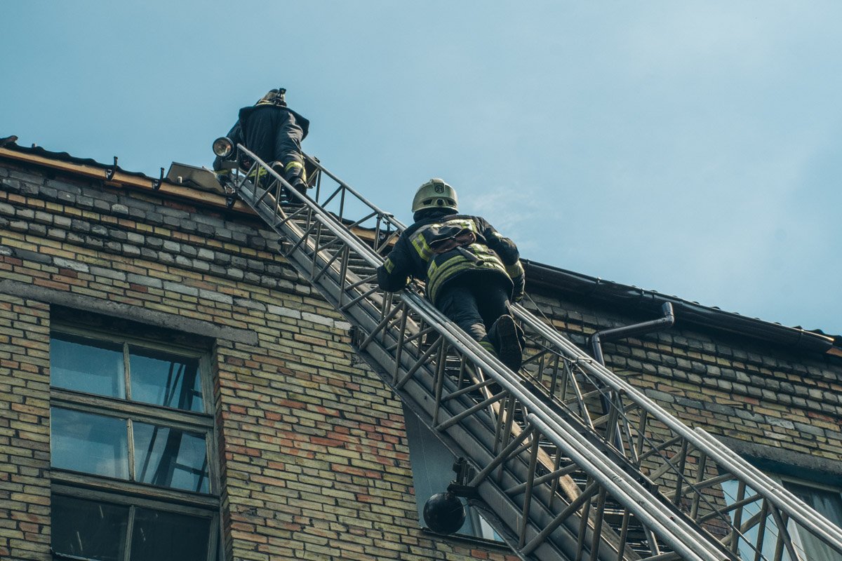 Крыша дома почти полностью сгорела