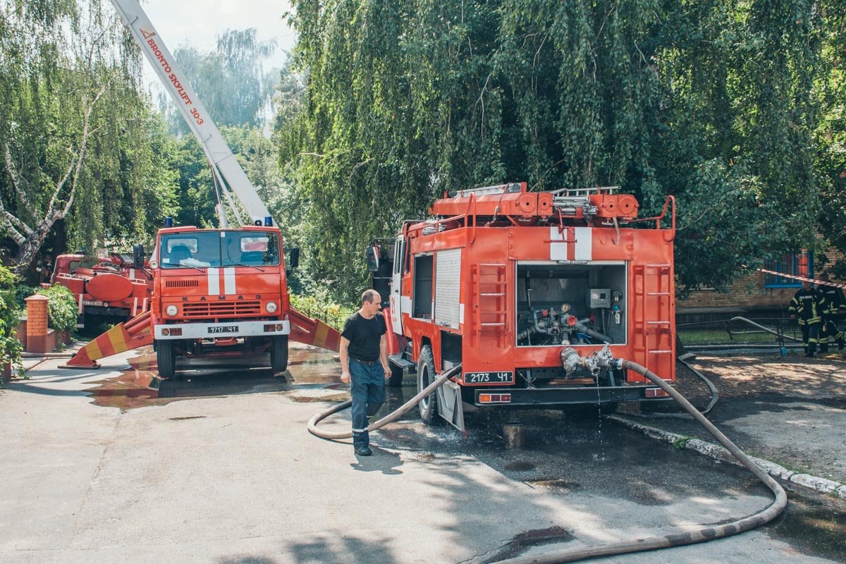 Пожарные не могли потушить огонь несколько часов