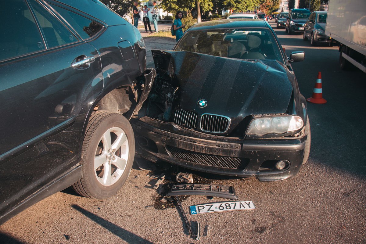 На улице Ермака столкнулись BMW, Lexus и Hyundai