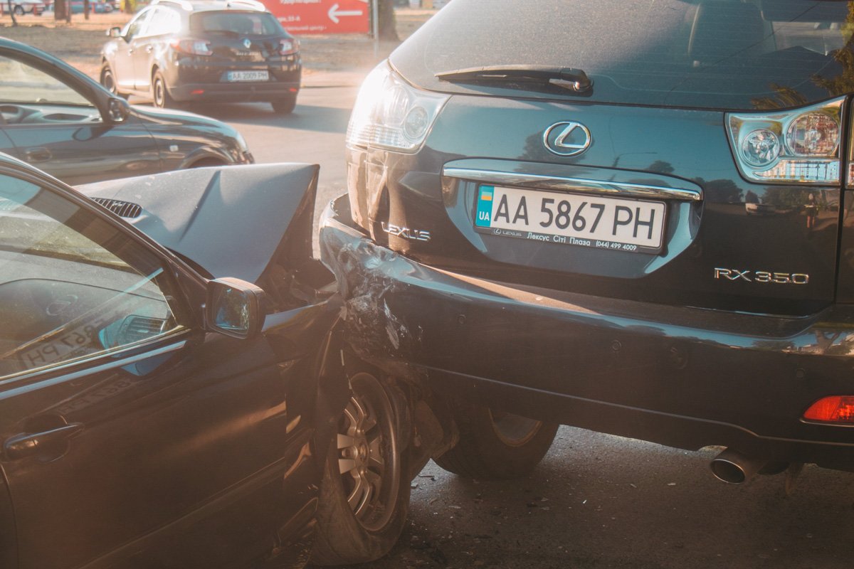 Автомобилист не справился с управлением и врезался в припаркованный у обочины Lexus