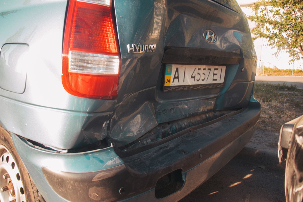 От удара последний переместился на расстояние около 1 метра и ударил стоящий впереди припаркованный Hyundai