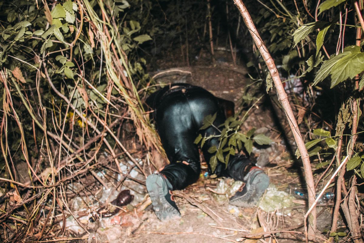 По предварительным данным медиков, мужчина уже мертв около месяца