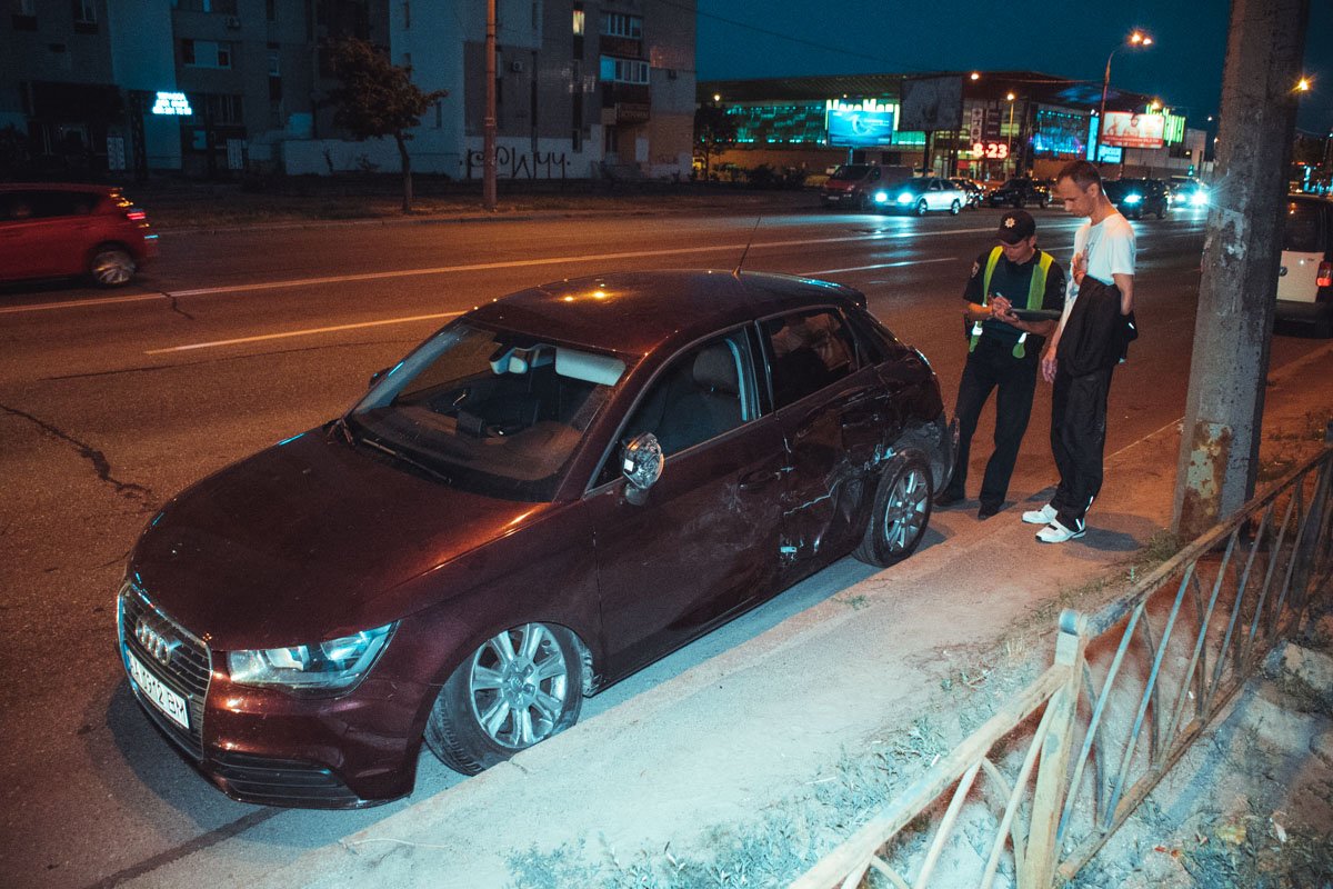 На перекрестке Днепровской набережной с улицей Березняковская столкнулись Nissan и Audi На перекрестке Днепровской набережной с улицей Березняковская столкнулись Nissan и Audi