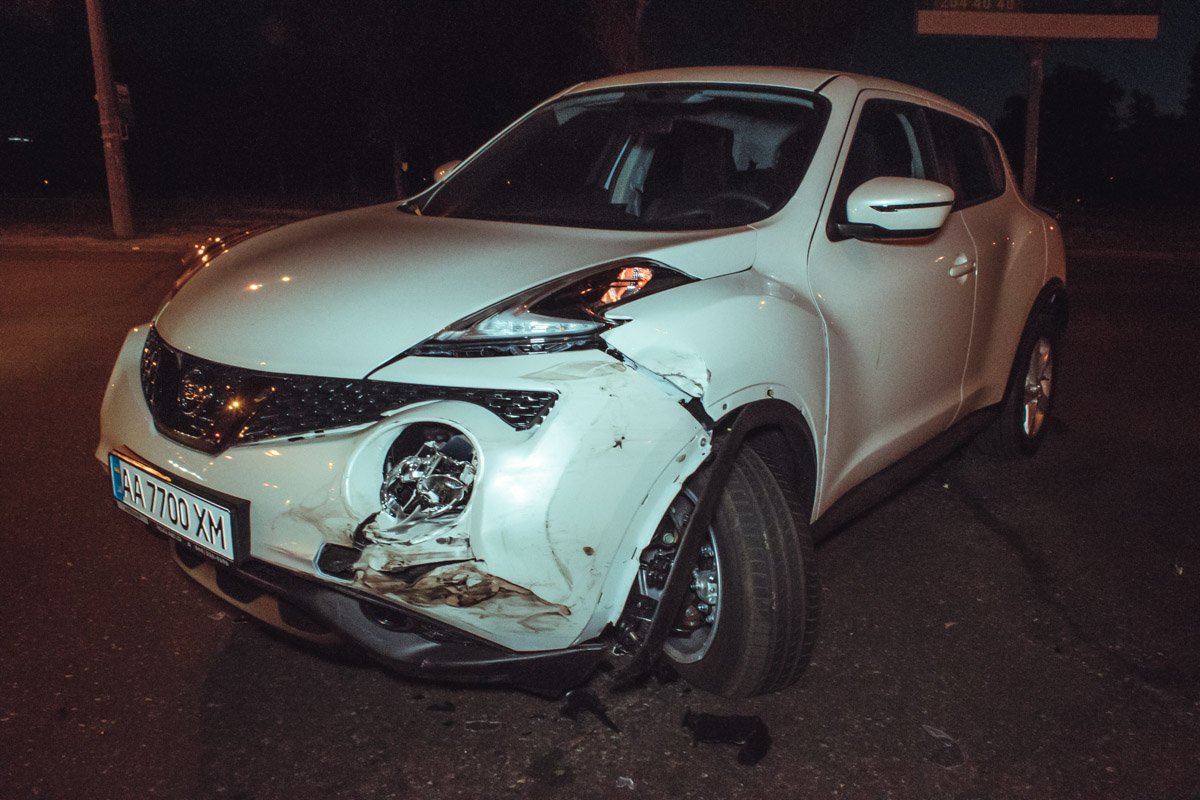 В Киеве столкнулись две уверенные в своей правоте девушки-водителя 2