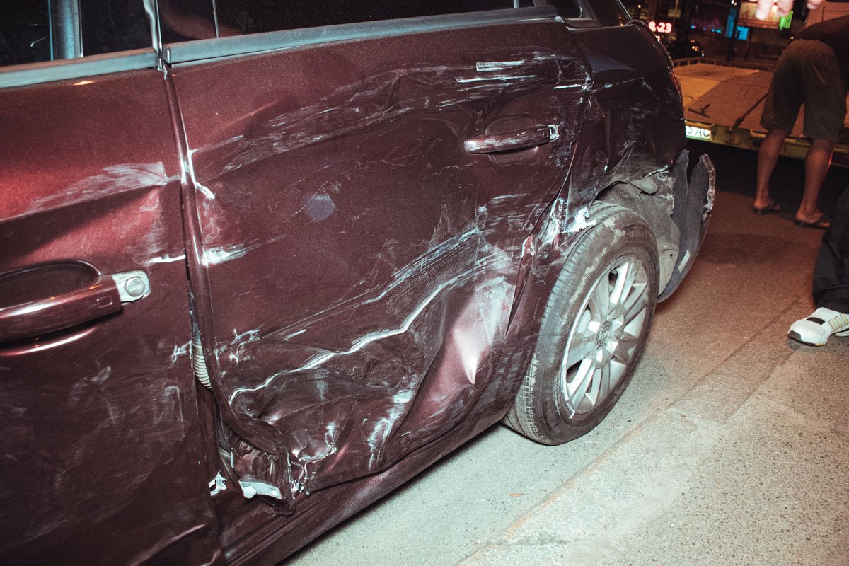 Audi отбросило на полосу встречного движения под бордюр Audi отбросило на полосу встречного движения под бордюр