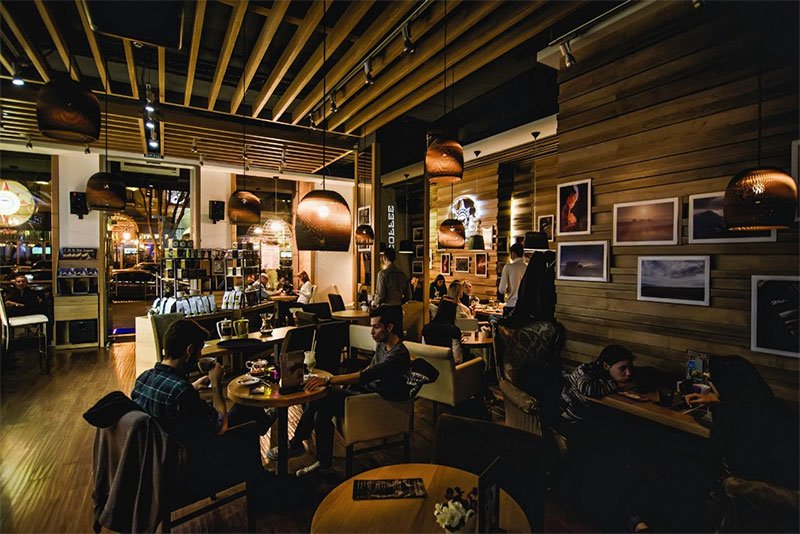 Душевными разговорами ночью можно насладиться в кафе и ресторанах