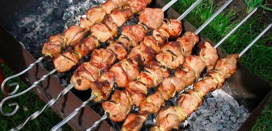 Прекрасный отдых можно себе устроить на природе, пожарив шашлыки