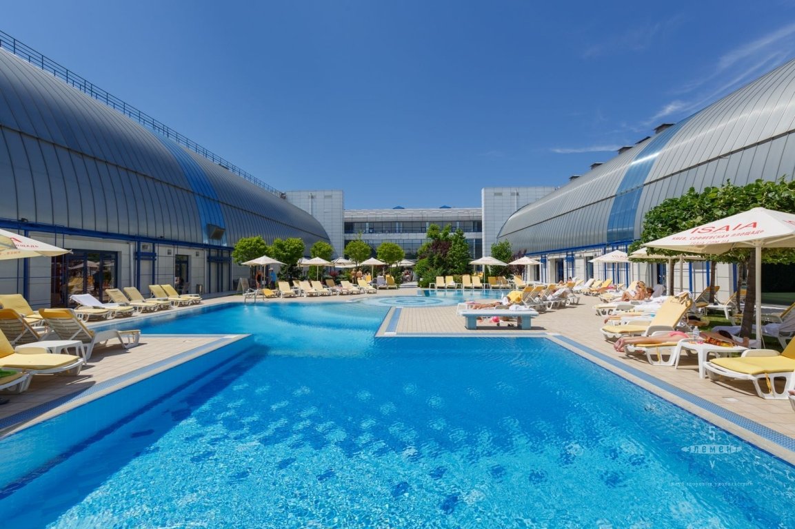 Отдохнуть и поплавать всегда можно в бассейнах столицы, которые открыты летом просто под небом