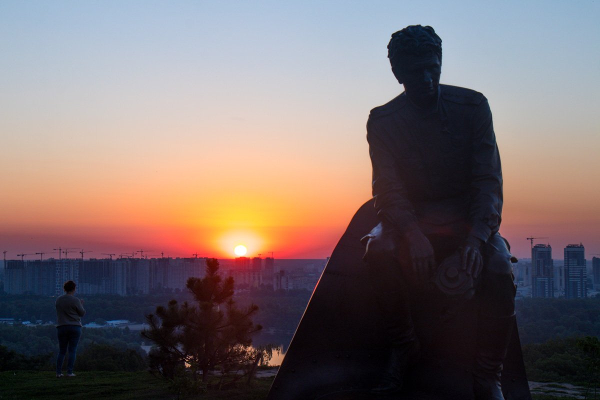 На смену ночи приходит свет