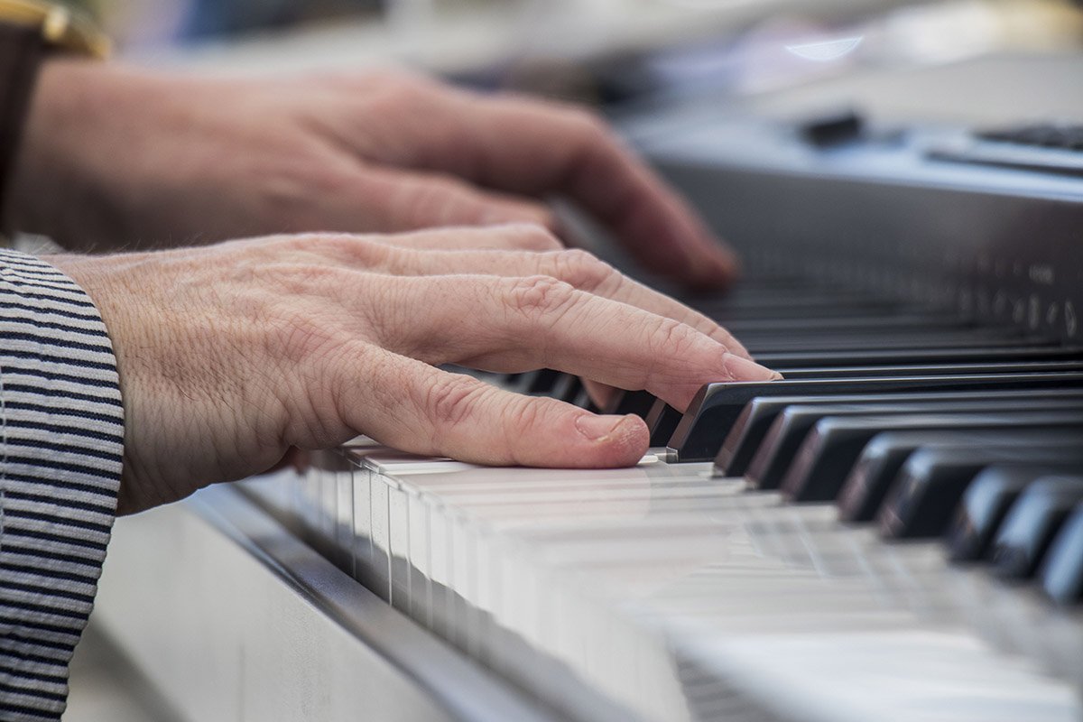 Музыкант играет 12 часов без остановки Музыкант играет 12 часов без остановки