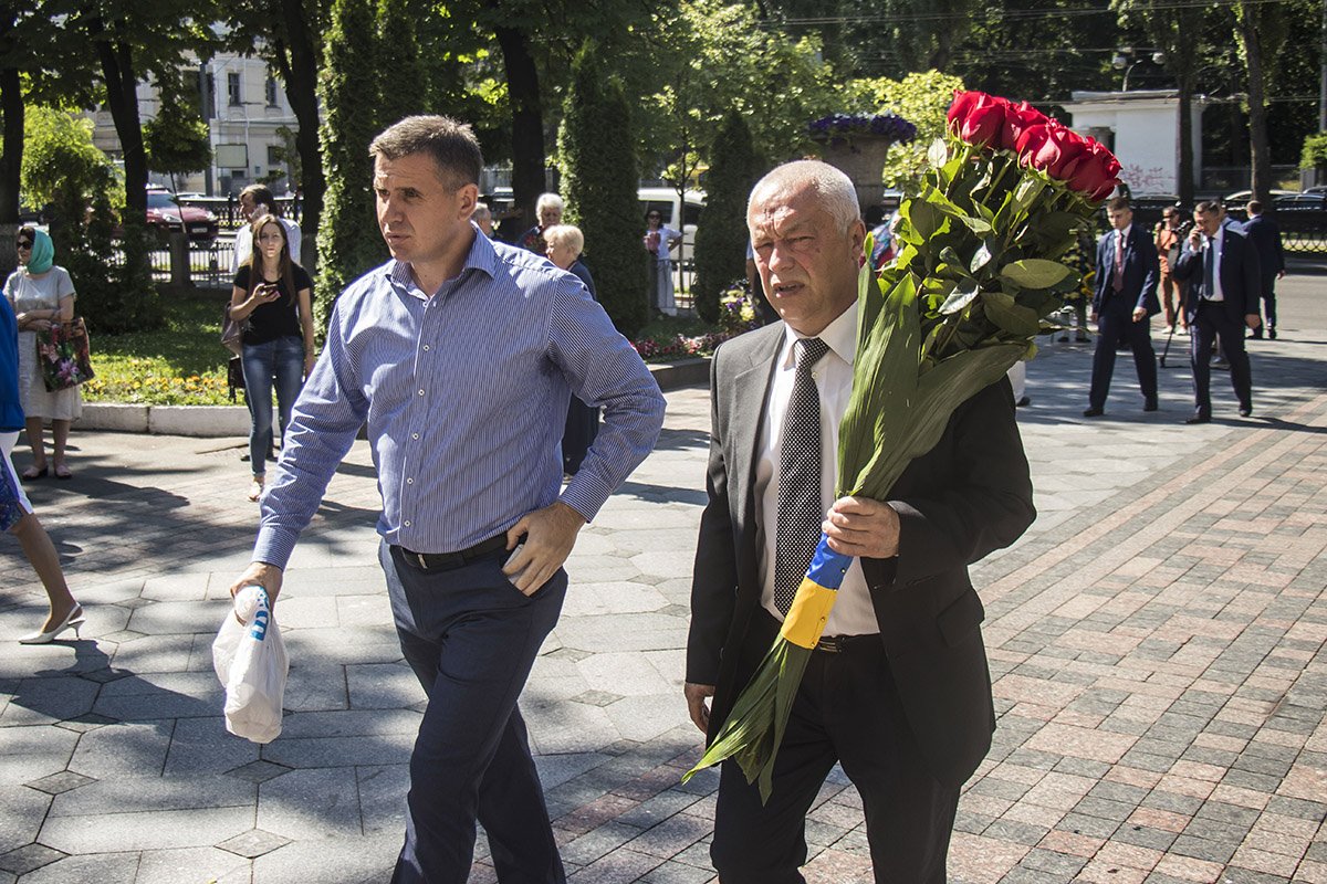 На церемонию приносили цветы