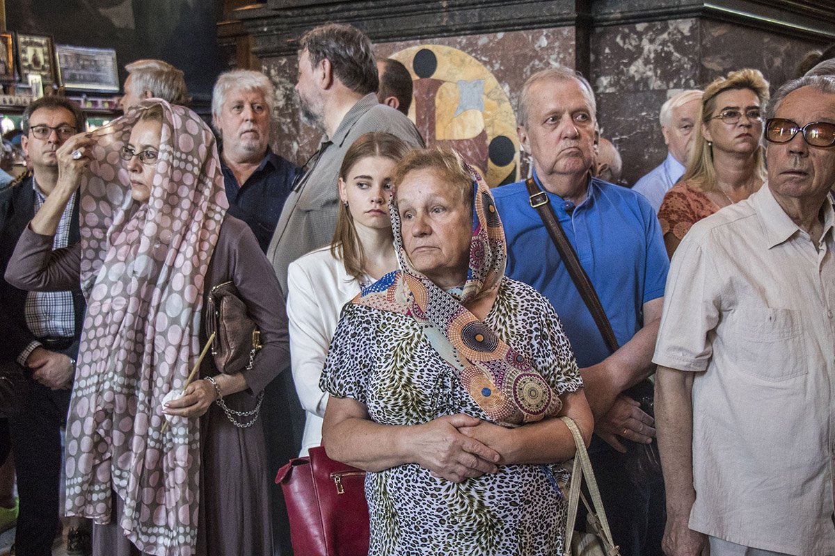 Очередь пришедших попрощаться не убывала