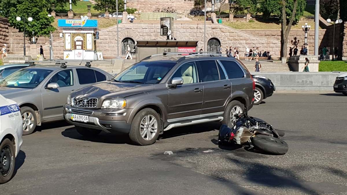 В центре Киева столкнулись Volvo и мотоцикл В центре Киева столкнулись Volvo и мотоцикл