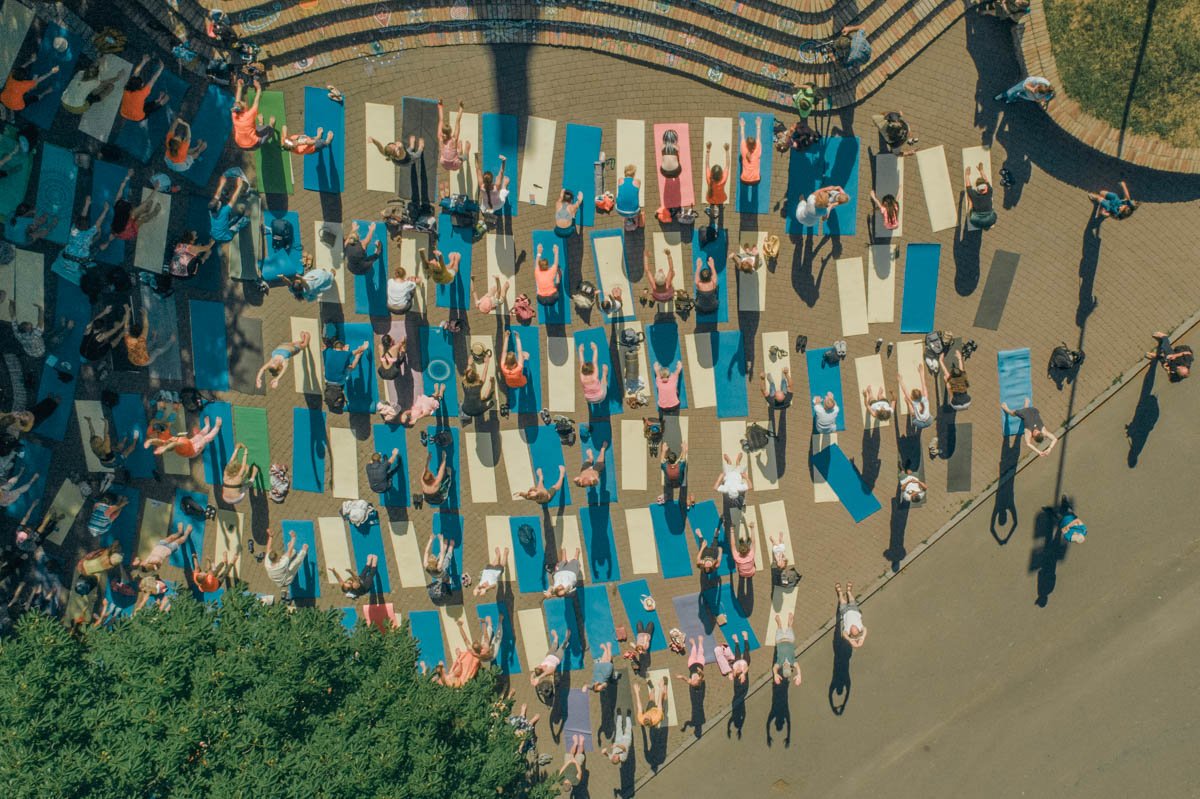 Участники фестиваля учатся принимать позы-асаны