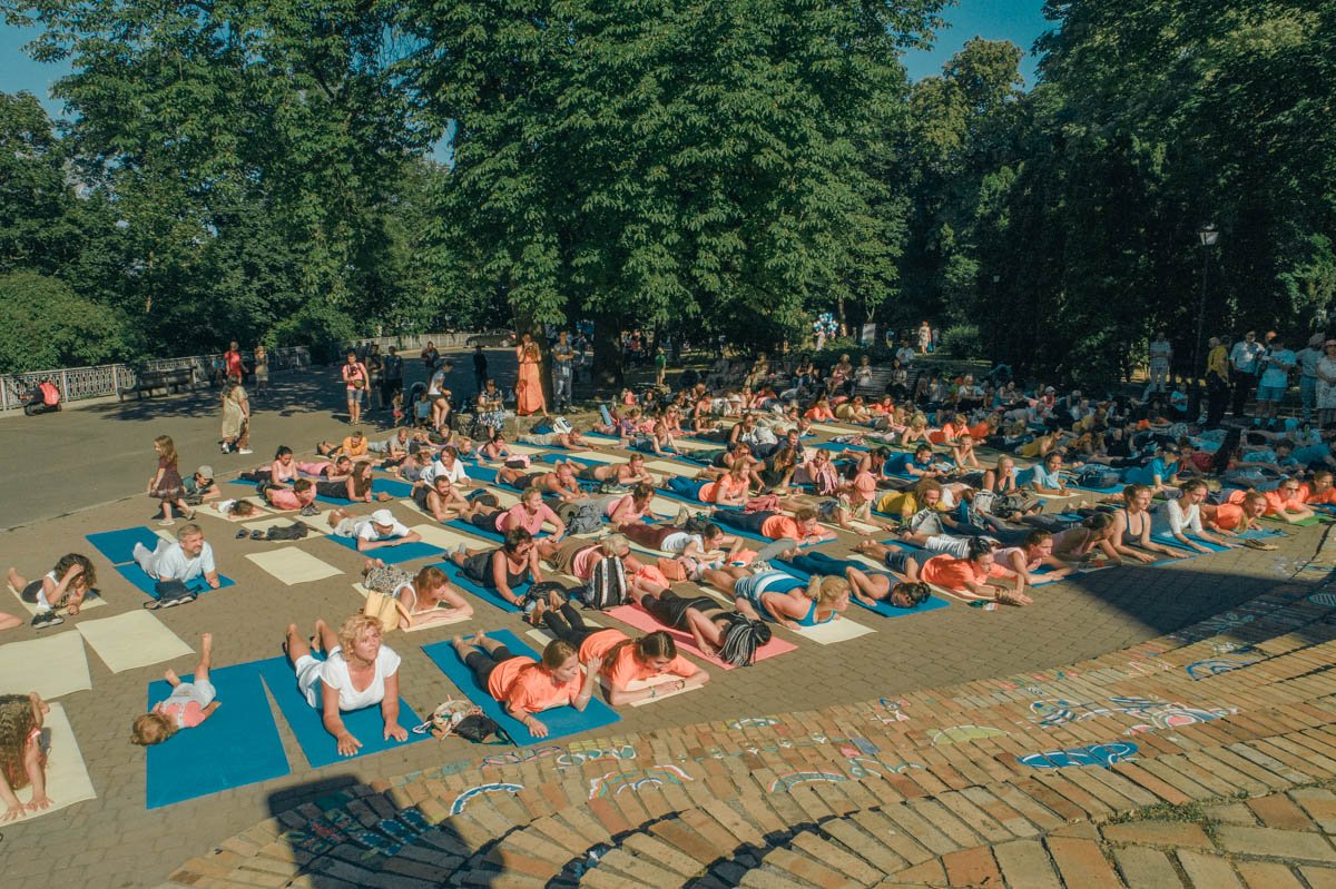 Жаркое солнце не пугает любителей йоги