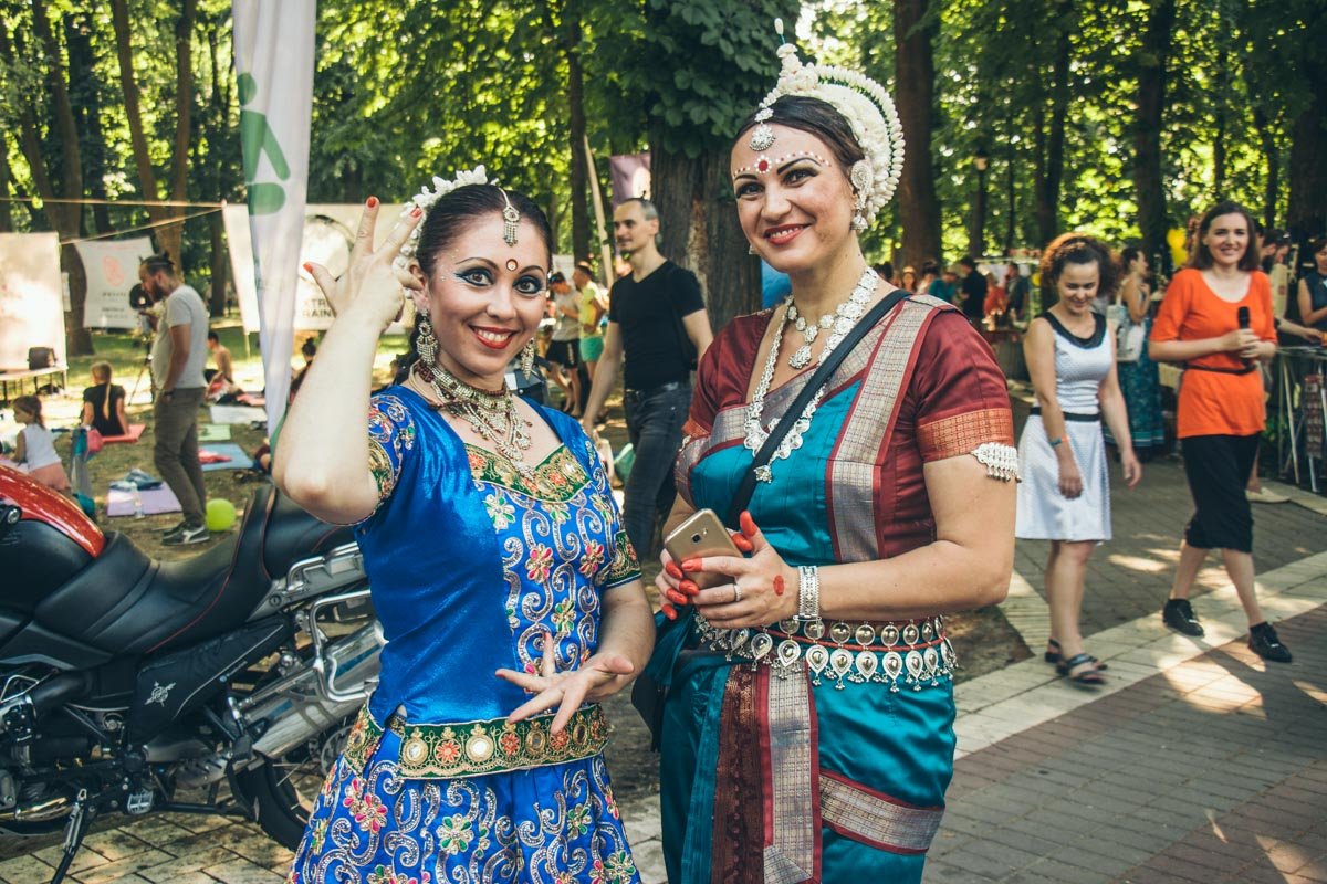 Яркий костюм + улыбка