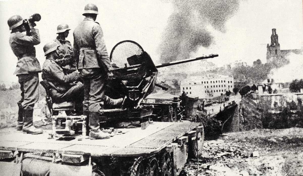 22 июня самолеты Люфтваффе начали наносить удары по Киеву. Первая бомба упала в районе Шулявки. 22 июня самолеты Люфтваффе начали наносить удары по Киеву. Первая бомба упала в районе Шулявки.