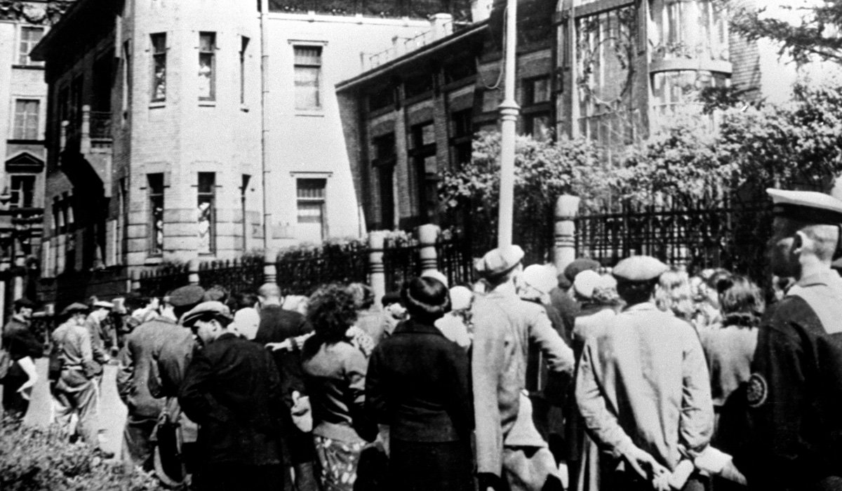 Несмотря на масштабность вторжения, киевляне не сразу осознали всю опасность ситуации. В городе работали театры и цирк. Несмотря на масштабность вторжения, киевляне не сразу осознали всю опасность ситуации. В городе работали театры и цирк.