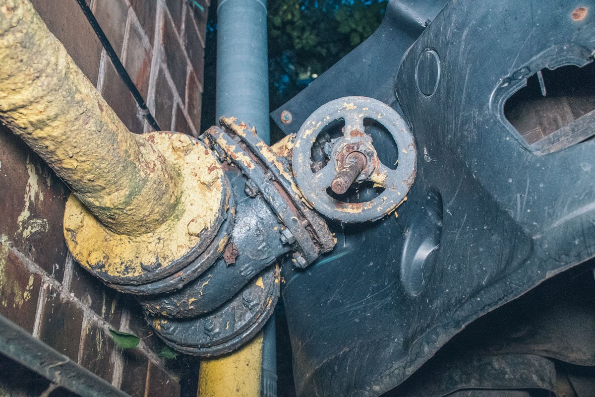 От столкновения газовый кран согнуло От столкновения газовый кран согнуло