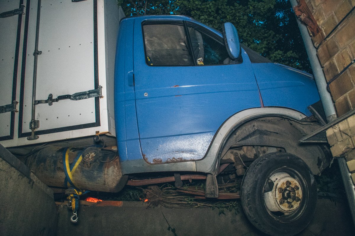 Также машина повисла на газовом баллоне Также машина повисла на газовом баллоне