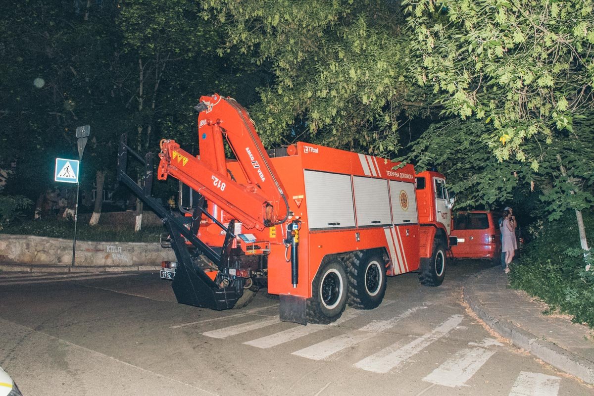 Для ликвидации последствий аварии прибыли сотрудники ГСЧС Для ликвидации последствий аварии прибыли сотрудники ГСЧС