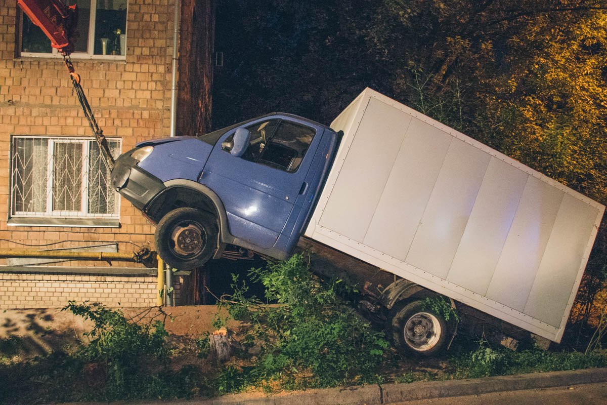 Пострадавшую машину вытаскивали манипулятором Пострадавшую машину вытаскивали манипулятором