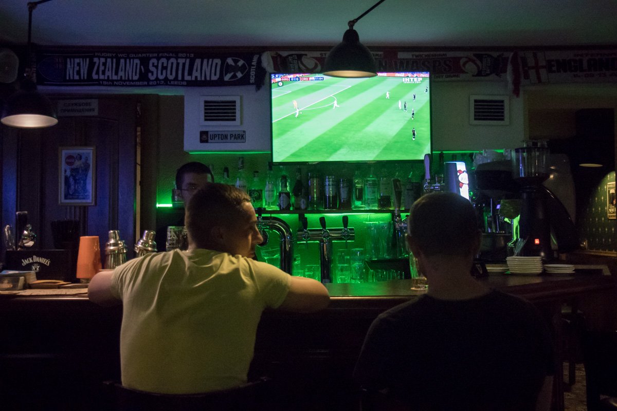 Комфортнее всего возле пивного крана и перед зеленым экраном Комфортнее всего возле пивного крана и перед зеленым экраном