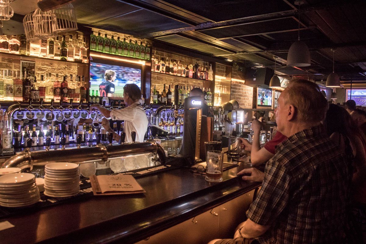 Пока наполняют бокал можно посмотреть фрагмент очередного матча Пока наполняют бокал можно посмотреть фрагмент очередного матча