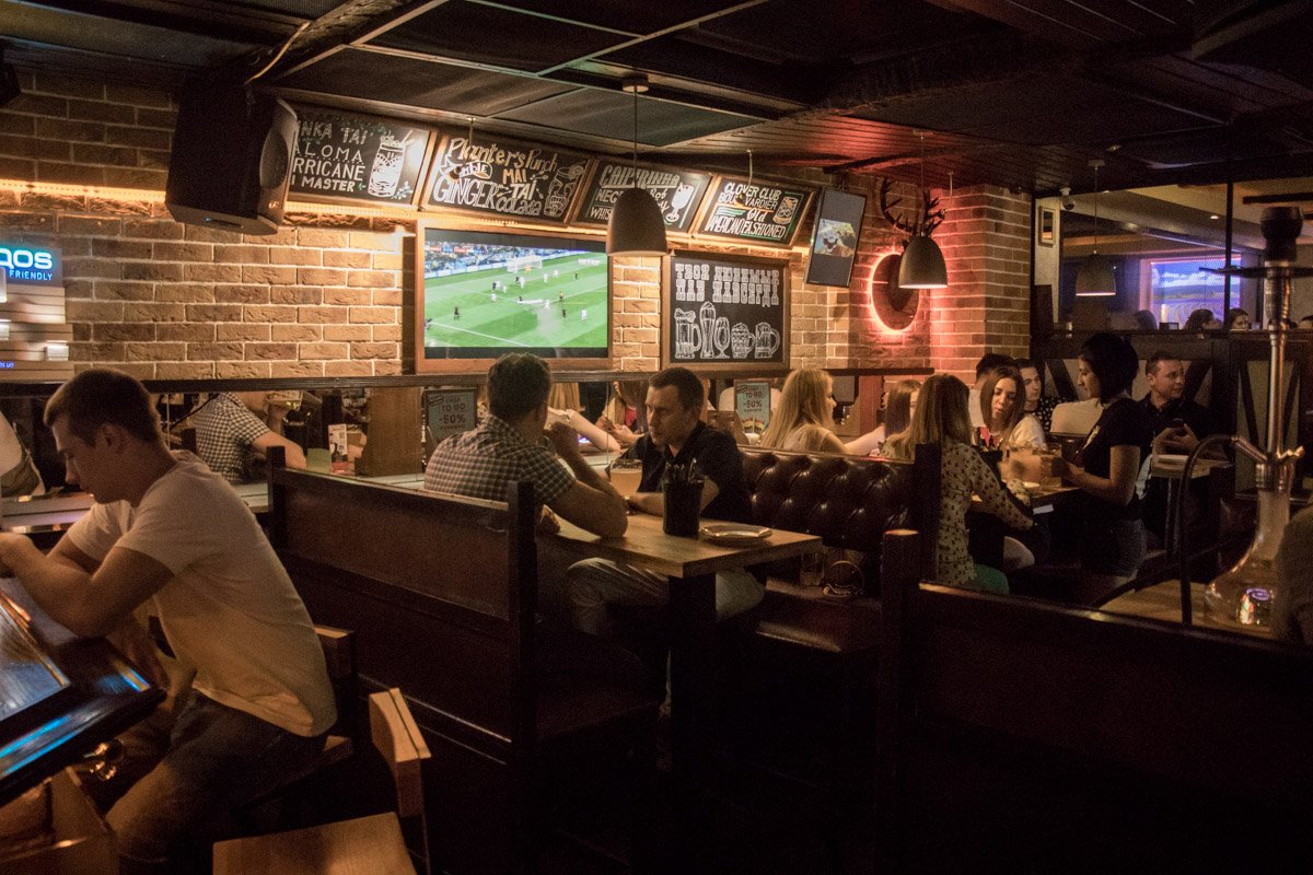 Большинство отдыхающих даже не смотрят в сторону экрана Большинство отдыхающих даже не смотрят в сторону экрана