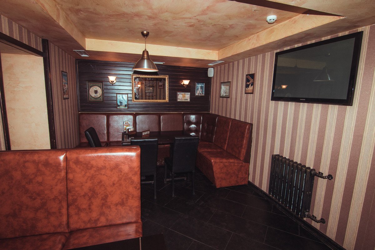 Людей нет и футбола тоже нет Людей нет и футбола тоже нет