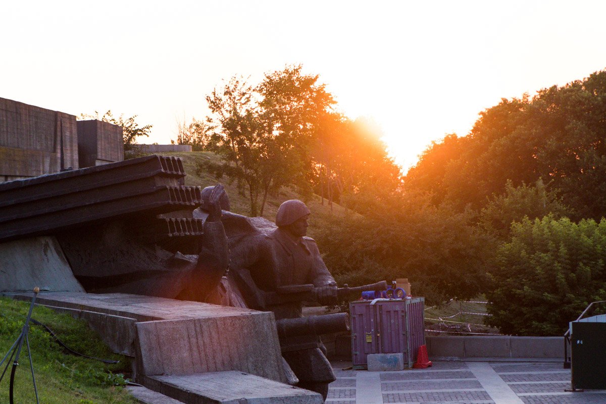 Монументы застыли навсегда