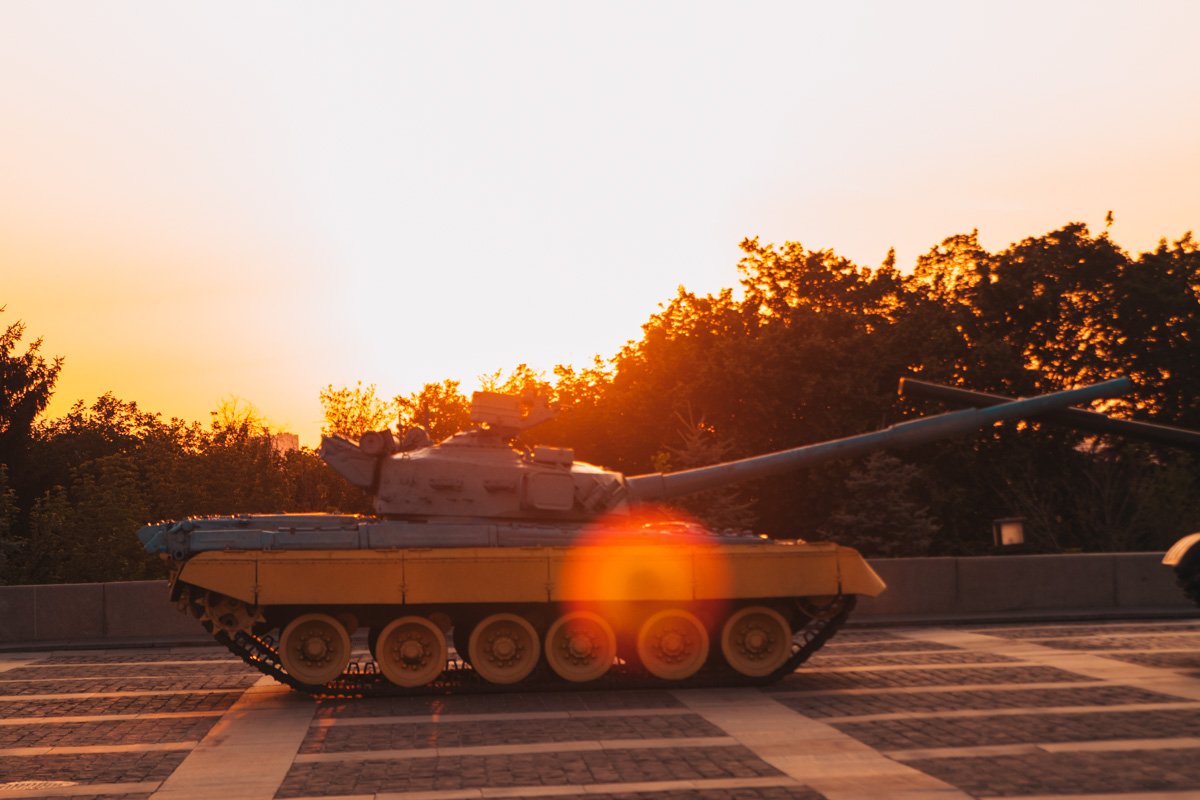 Красочное солнце заливает музей своими лучами