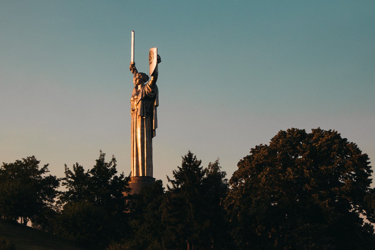 Утренние лучи заливают высоченный монумент