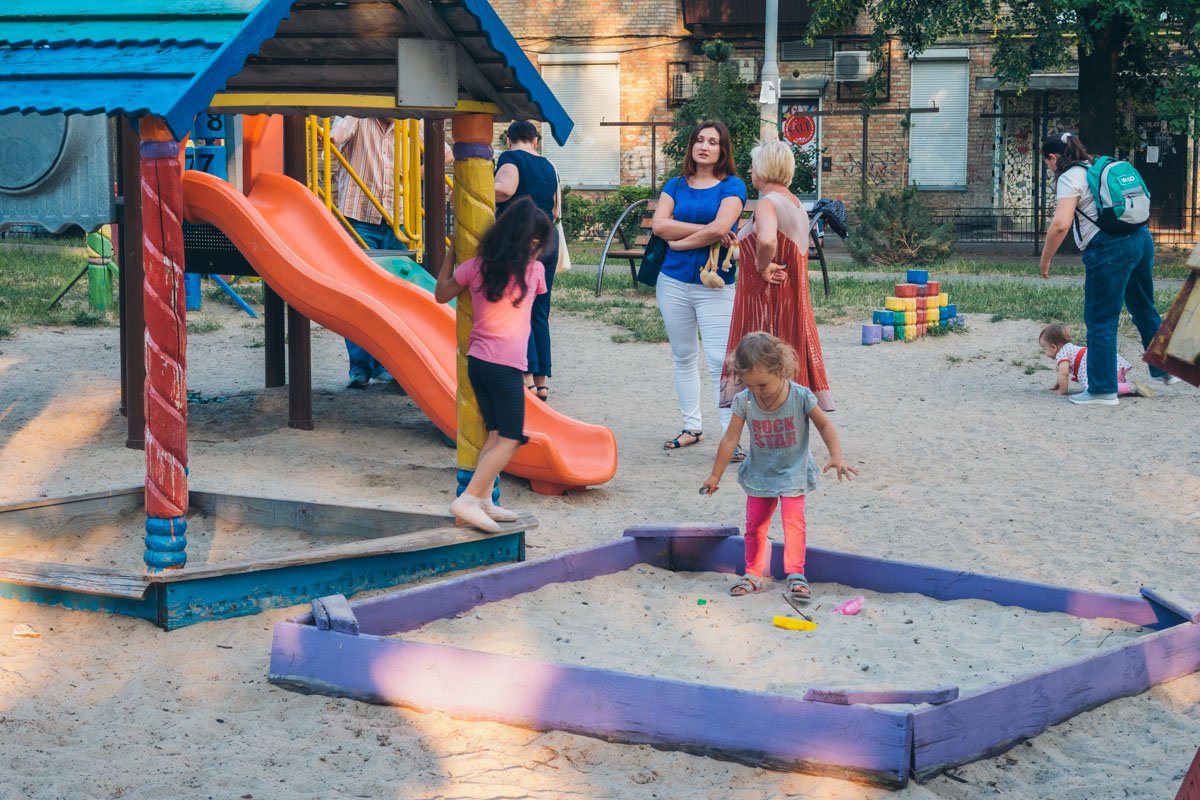 Однако видно, что домикам и песочницам сто лет в обед 