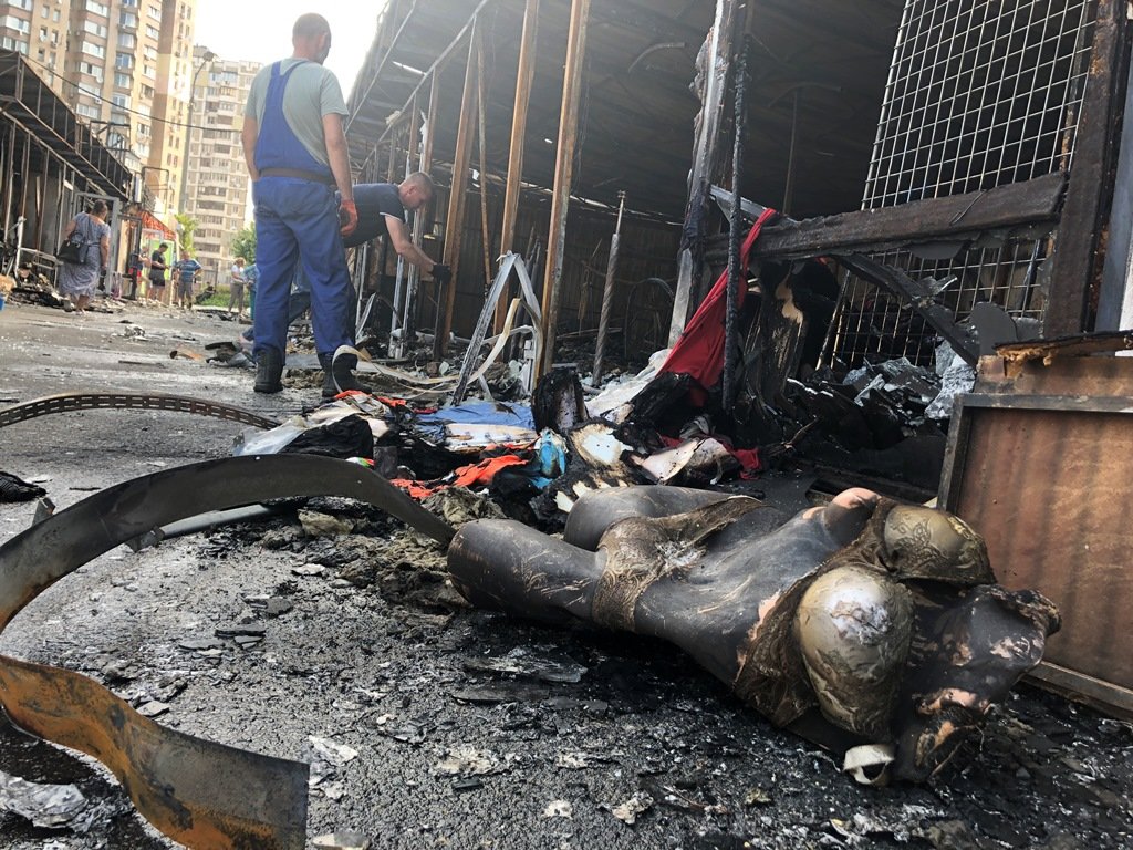 Обгоревшие манекены, битое стекло, разбросанные товары - работы для коммунальщиков много Обгоревшие манекены, битое стекло, разбросанные товары - работы для коммунальщиков много