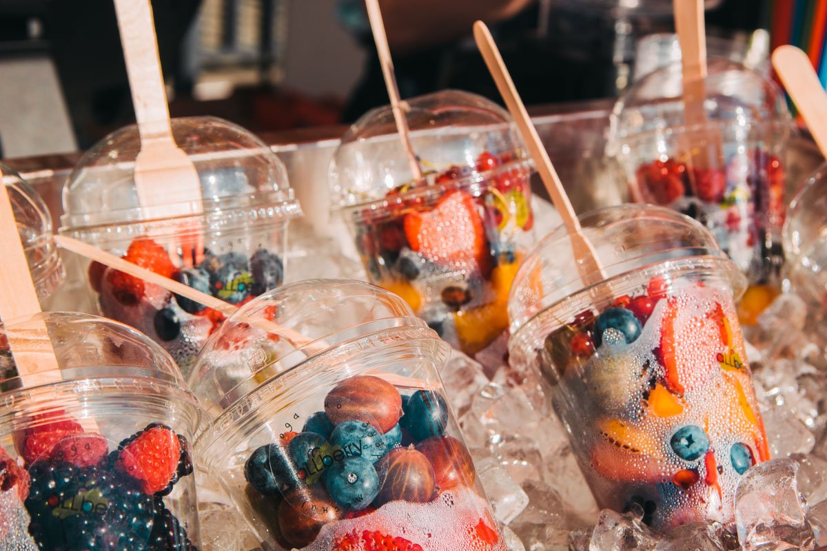 Аппетитный фруктовый микс, пока еще нежится во льду Аппетитный фруктовый микс, пока еще нежится во льду