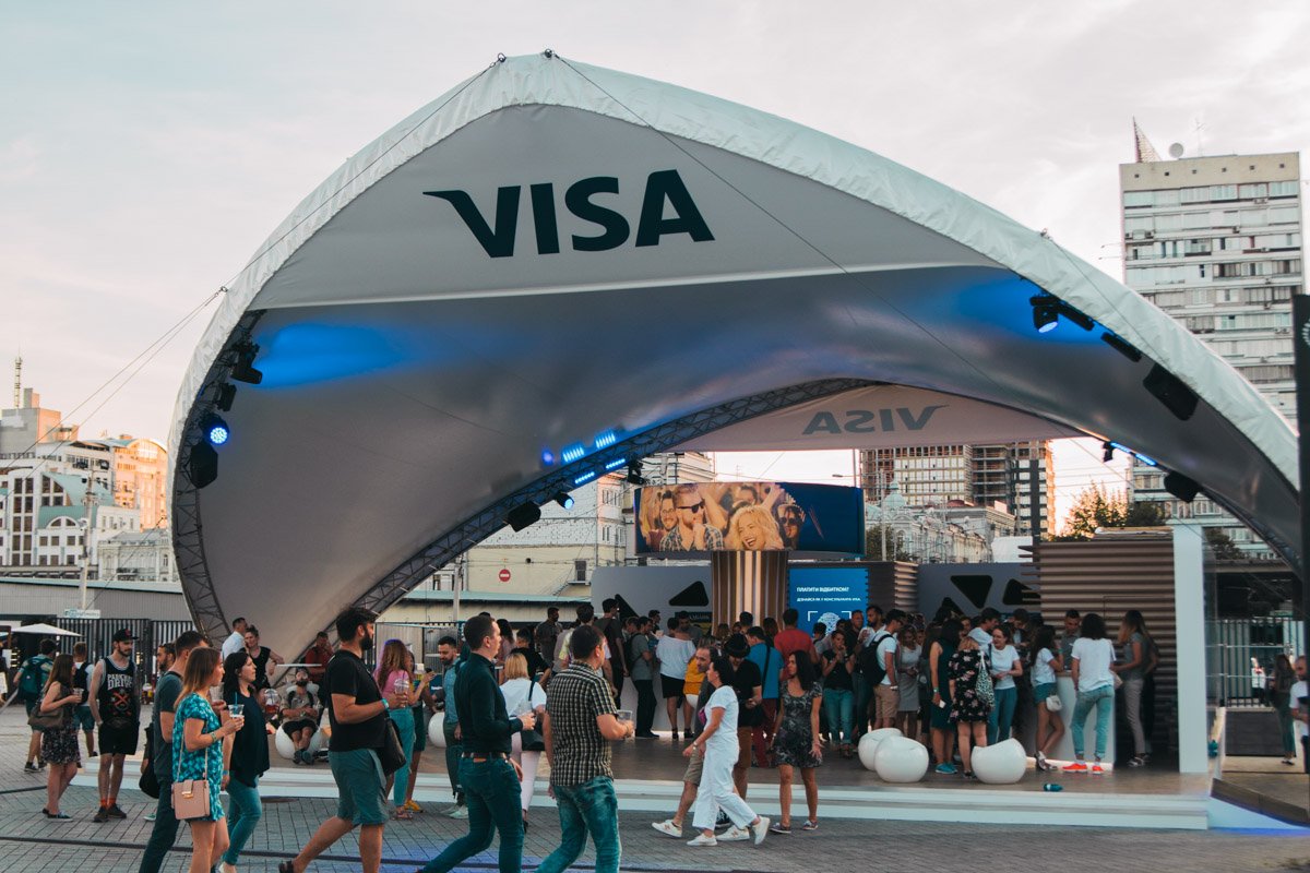 А вот здесь выдают банковские карты. А вот здесь выдают банковские карты.