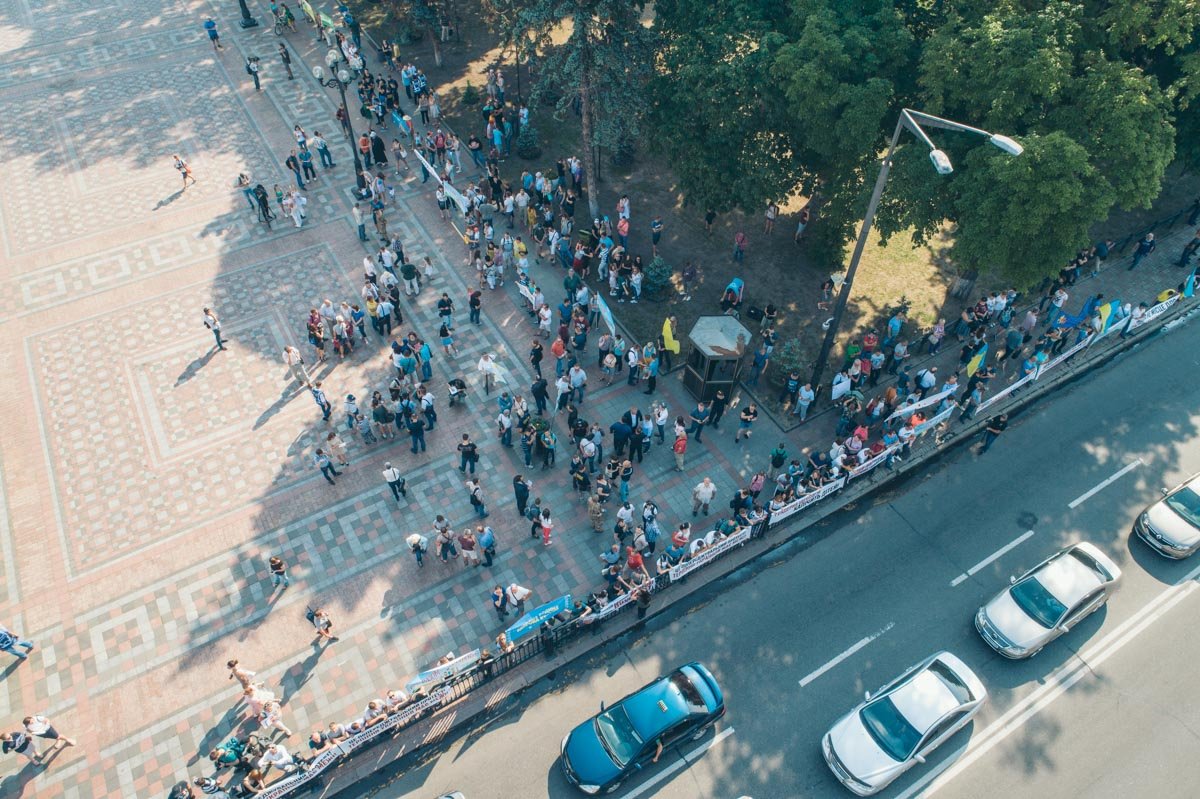 Митингующие начали собираться около Рады в 9:00 