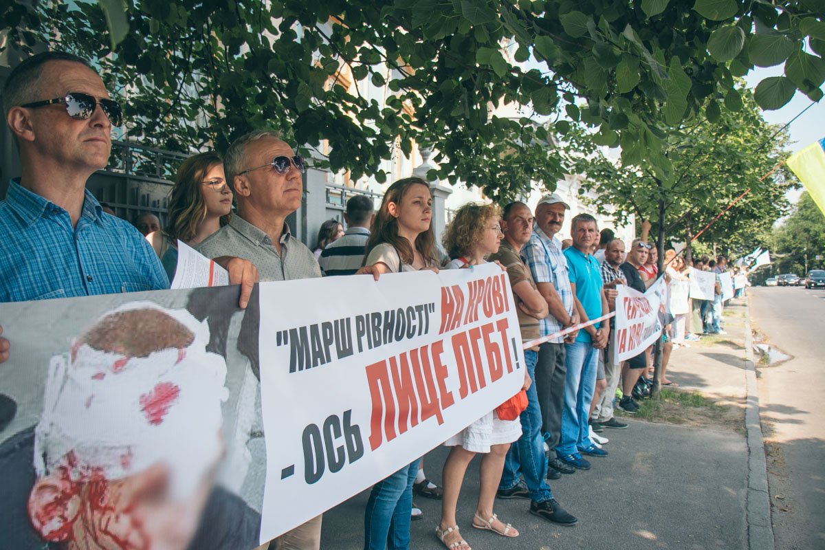 В Киеве возле Рады около тысячи человек протестовали против "беспредела" полиции во время ЛГБТ-марша 10