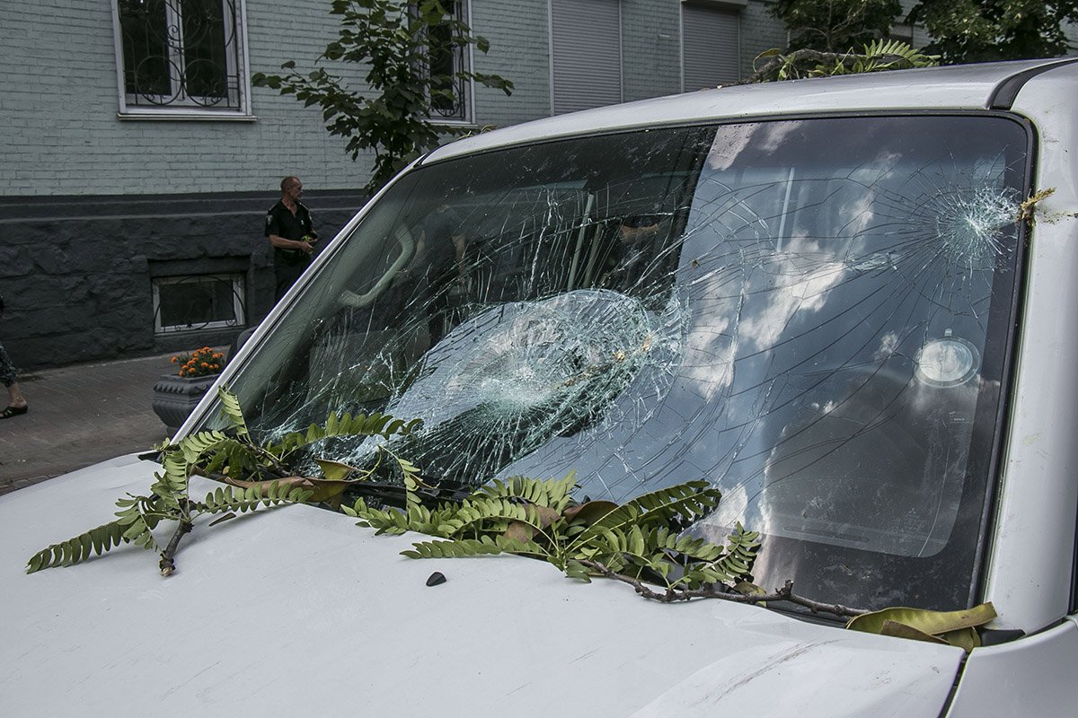 Больше всего пострадал припаркованный MITSUBISHI Pajero с дипломатическими номерами Больше всего пострадал припаркованный MITSUBISHI Pajero с дипломатическими номерами