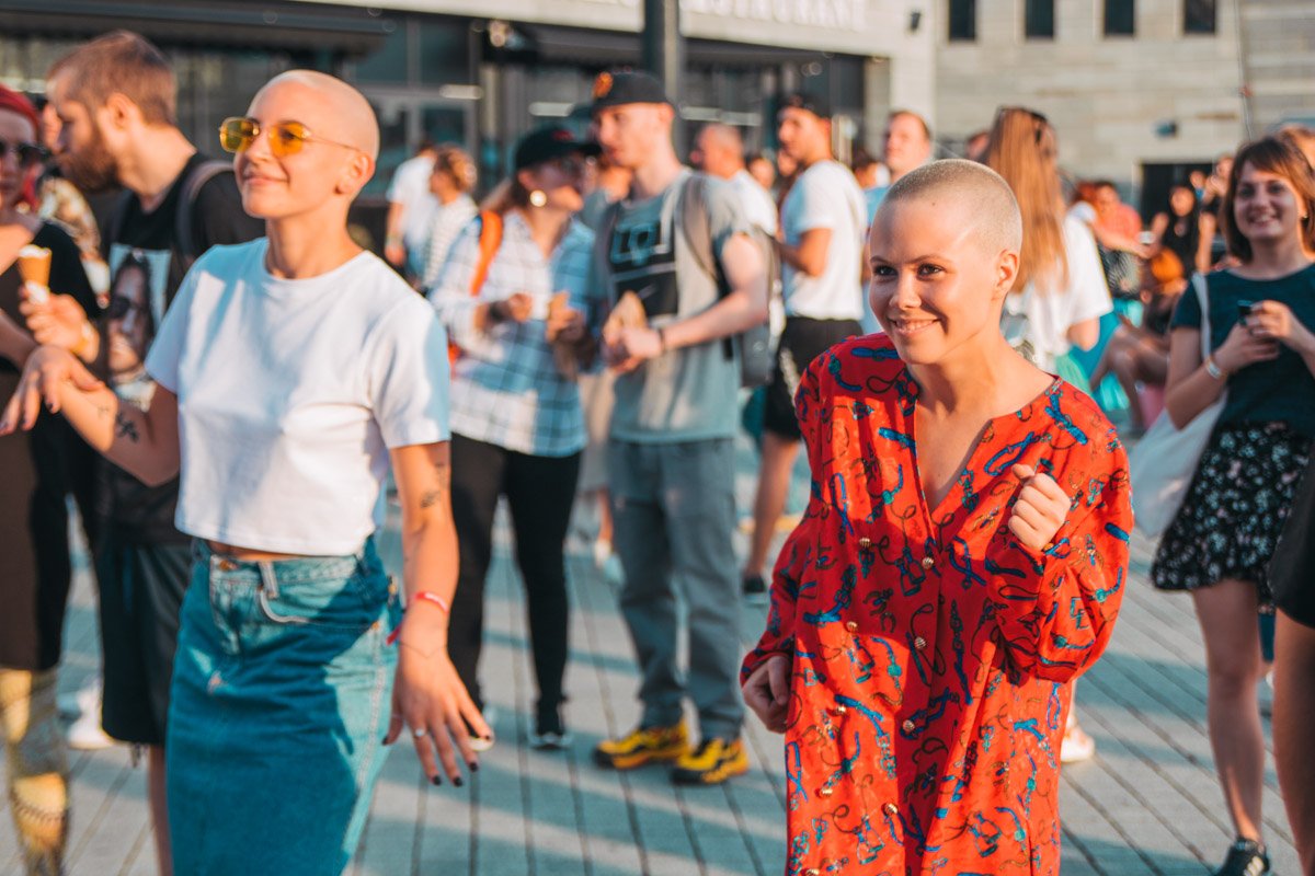 Танцы на закате под Счастливых людей Танцы на закате под Счастливых людей