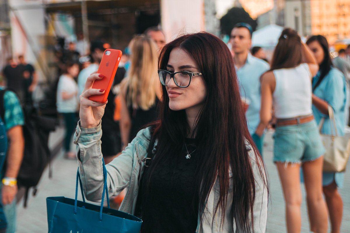 Все больше таких фото, потому что молодежь просто не расстается со своими смартфонами Все больше таких фото, потому что молодежь просто не расстается со своими смартфонами