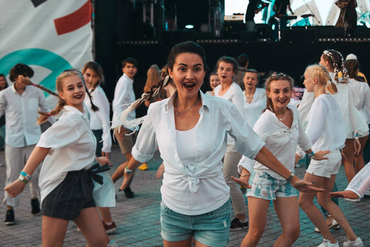 Эти девчонки были на подтанцовке Эти девчонки были на подтанцовке