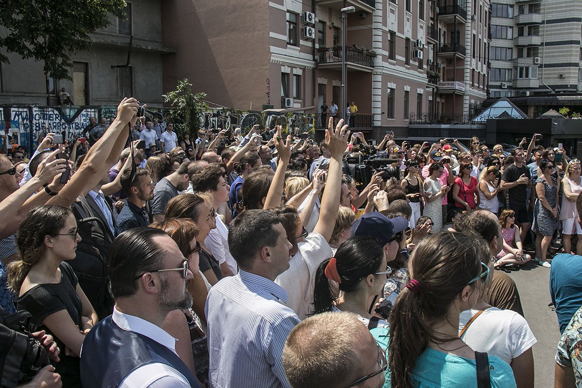 Послушать любимого артиста собрались около 150 человек Послушать любимого артиста собрались около 150 человек