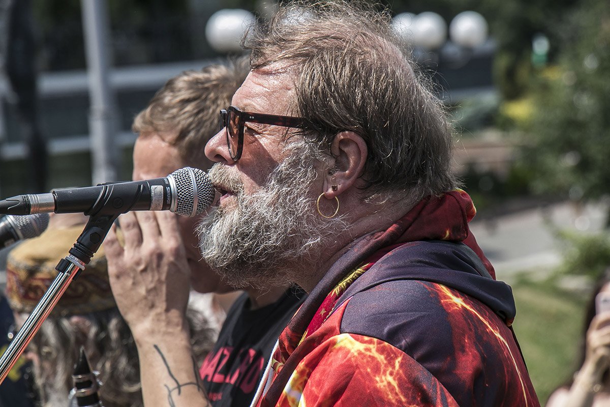 Приехав в столицу на гастроли, артист также решил выступить для своих поклонников бесплатно Приехав в столицу на гастроли, артист также решил выступить для своих поклонников бесплатно