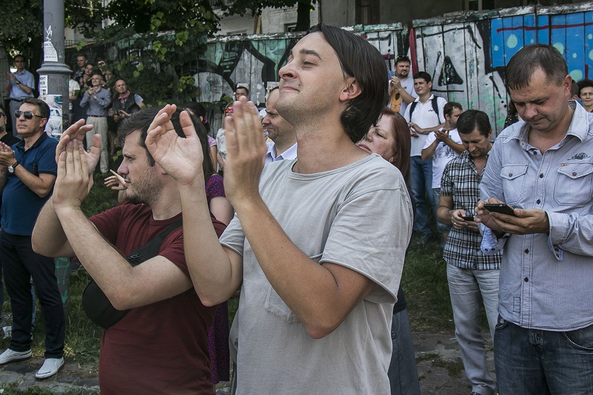 Поклонники были в восторге от лайтового концерта и, не сдерживая эмоций, благодарили певца за такой жест Поклонники были в восторге от лайтового концерта и, не сдерживая эмоций, благодарили певца за такой жест