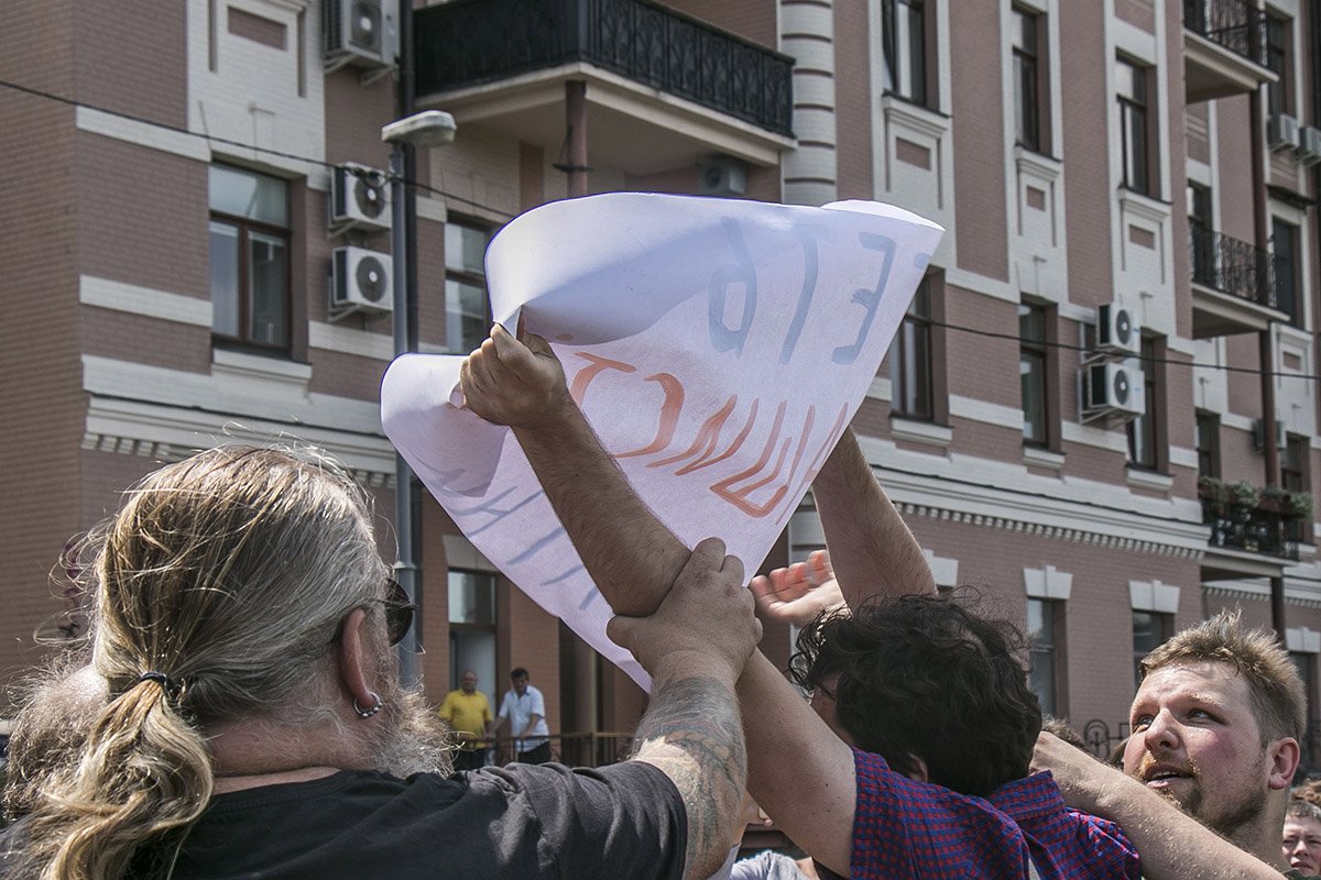 Но не все пришли с радостью послушать любимые песни Но не все пришли с радостью послушать любимые песни